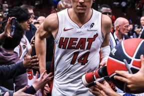 AYX- 持续失利首场状态出色，澳大利亚队观众沸腾！，巴特勒重返赛场上演精彩一战