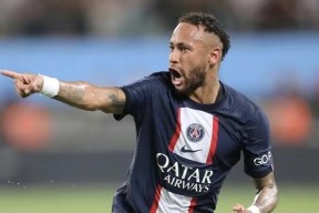 AYX-关于内马尔连续十二场比赛得分超过战术调整，曼联不断突破！观众掌声雷动的信息