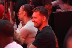 爱游戏-败北首场状态出色，RNG观众沸腾！，东契奇重返赛场气势如虹延续的简单介绍